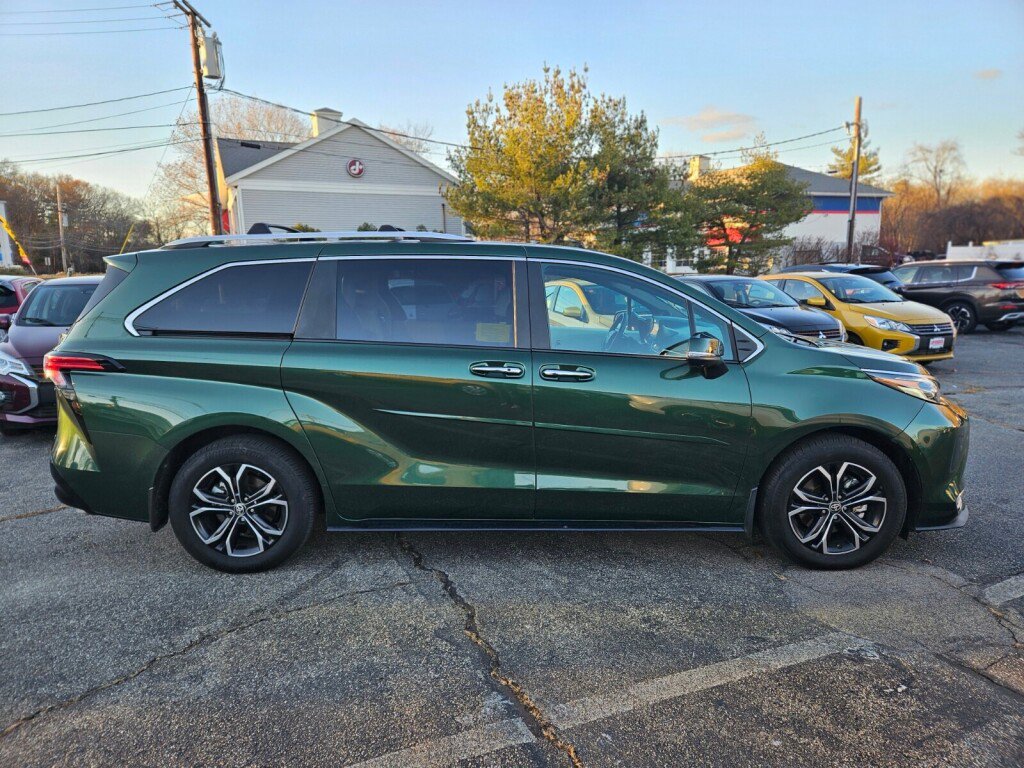 Used 2025 Toyota Sienna Platinum image 5