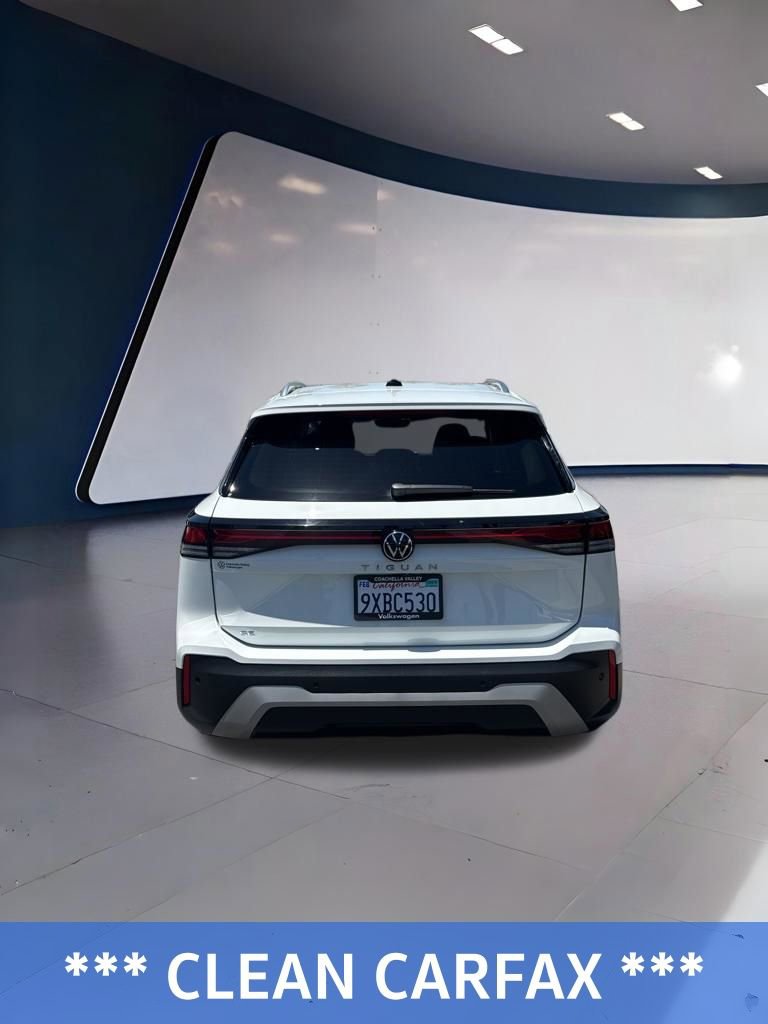 Certified 2025 Volkswagen Tiguan SE FWD image 3