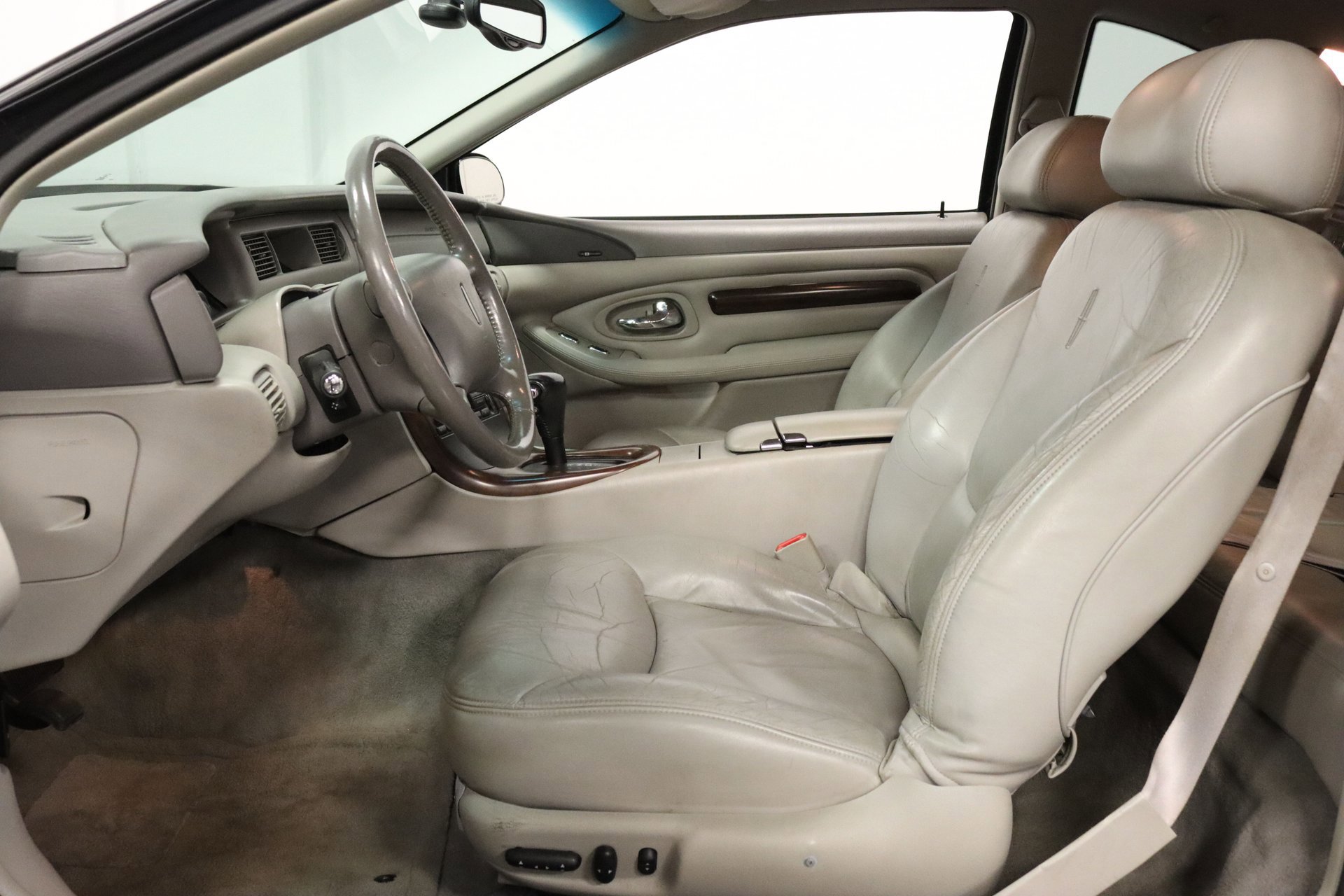 Used 1998 Lincoln Mark VIII image 4