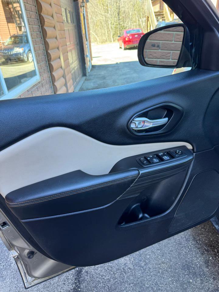 Used 2016 Jeep Cherokee Limited image 6