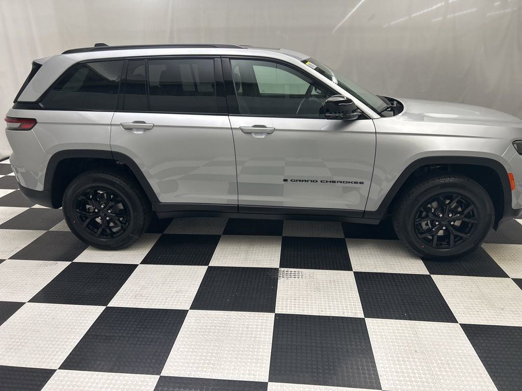 New 2025 Jeep Grand Cherokee Altitude AWD/4WD image 2