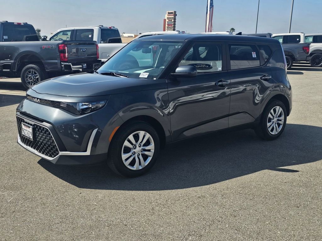 Used 2023 Kia Soul LX image 3