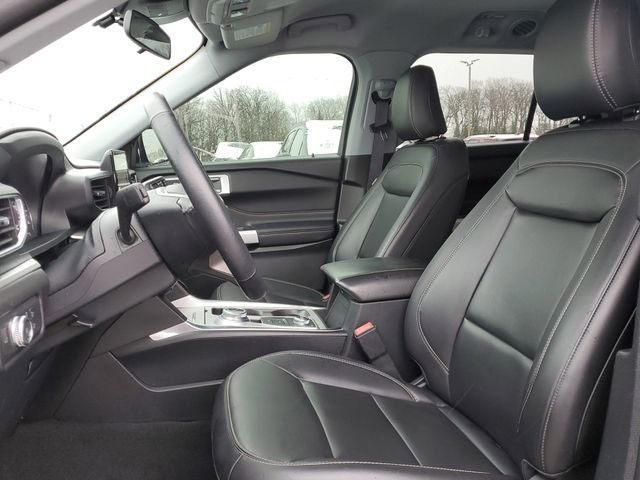 Used 2022 Ford Explorer XLT w/ Equipment Group 202A image 5