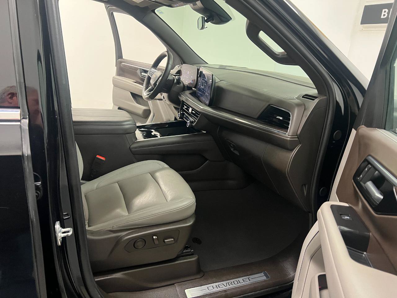 Used 2025 Chevrolet Suburban LT AWD/4WD image 37