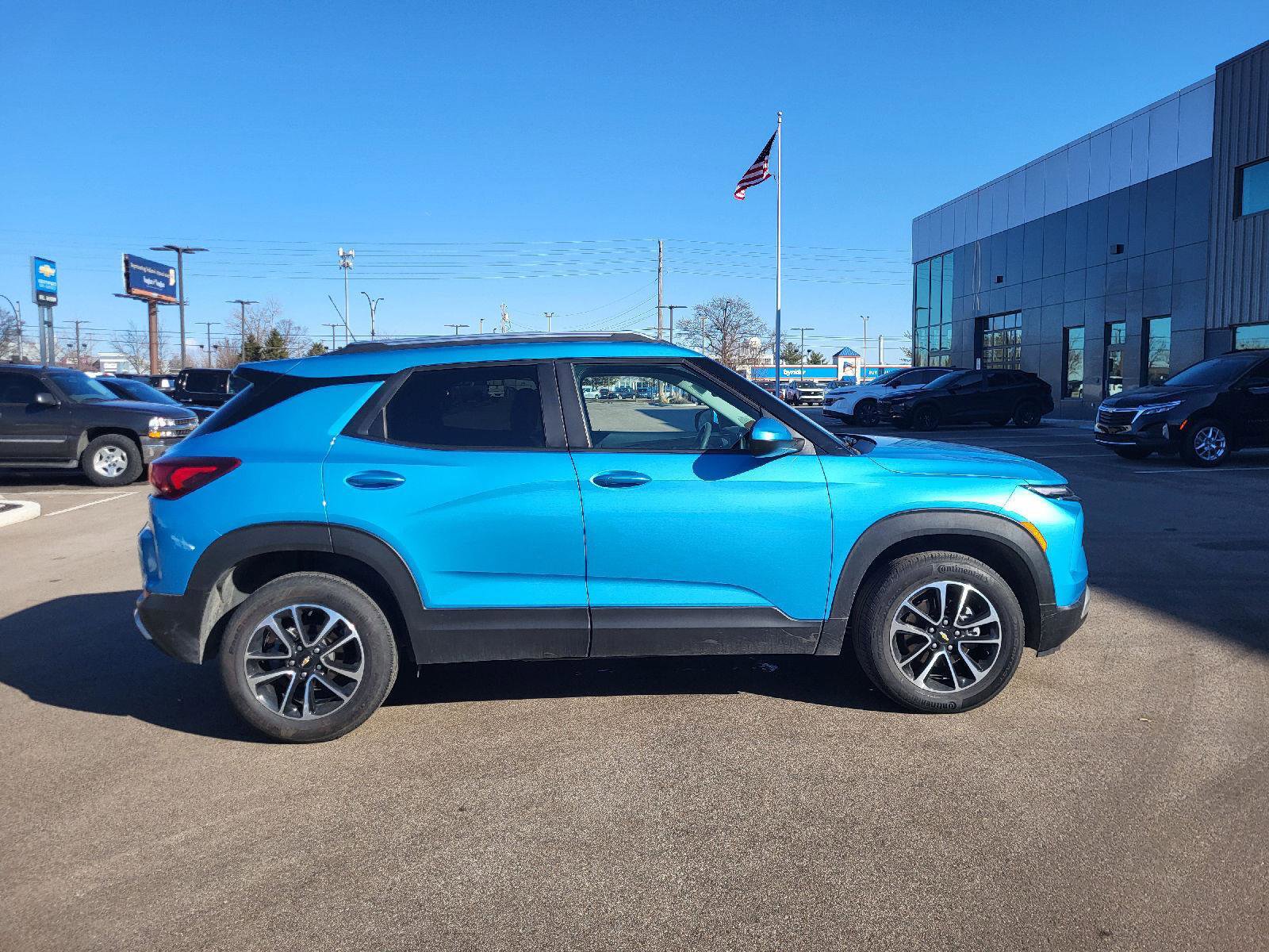 Used 2025 Chevrolet TrailBlazer LT image 2