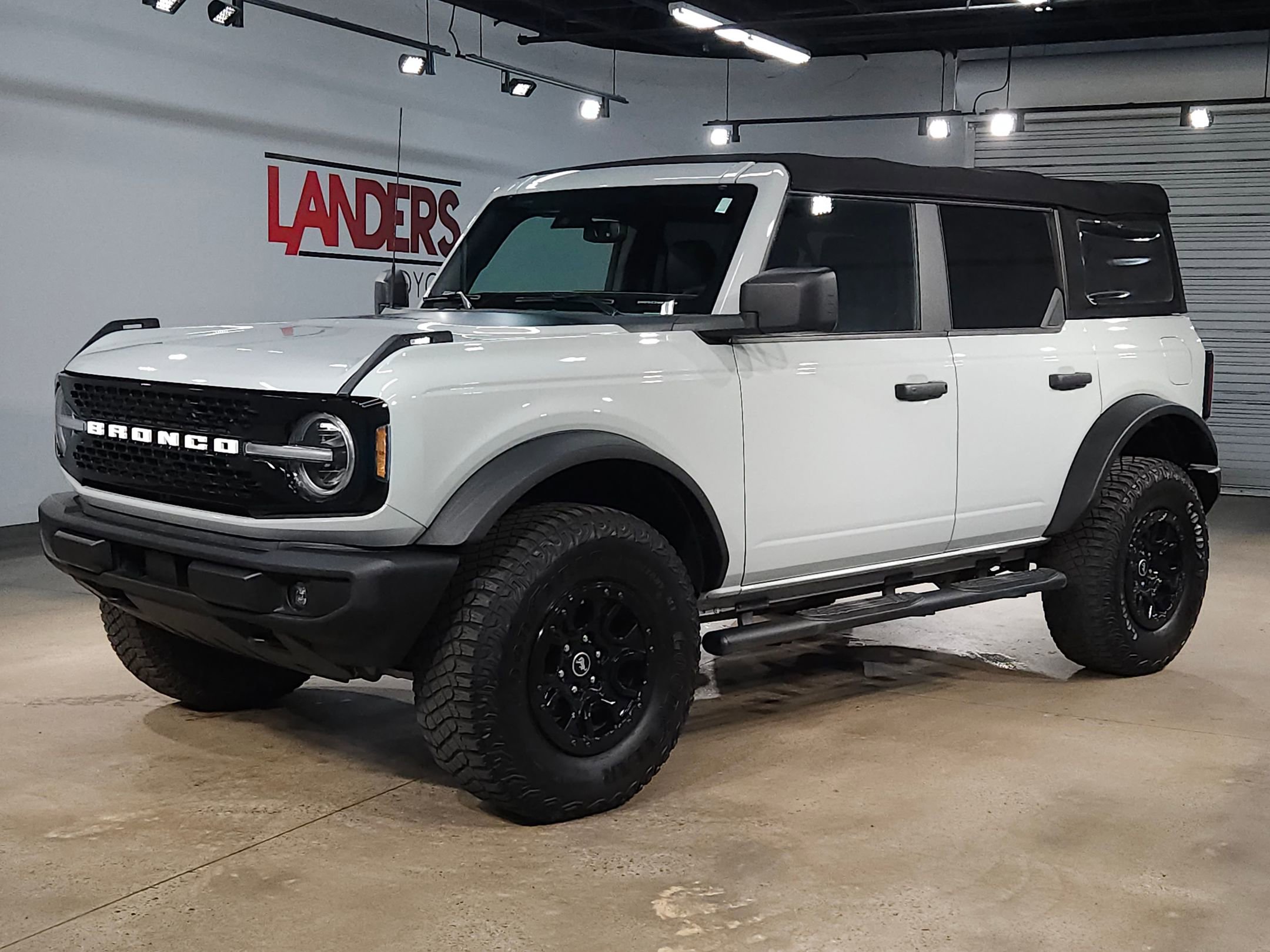 Used 2022 Ford Bronco Wildtrak image 3