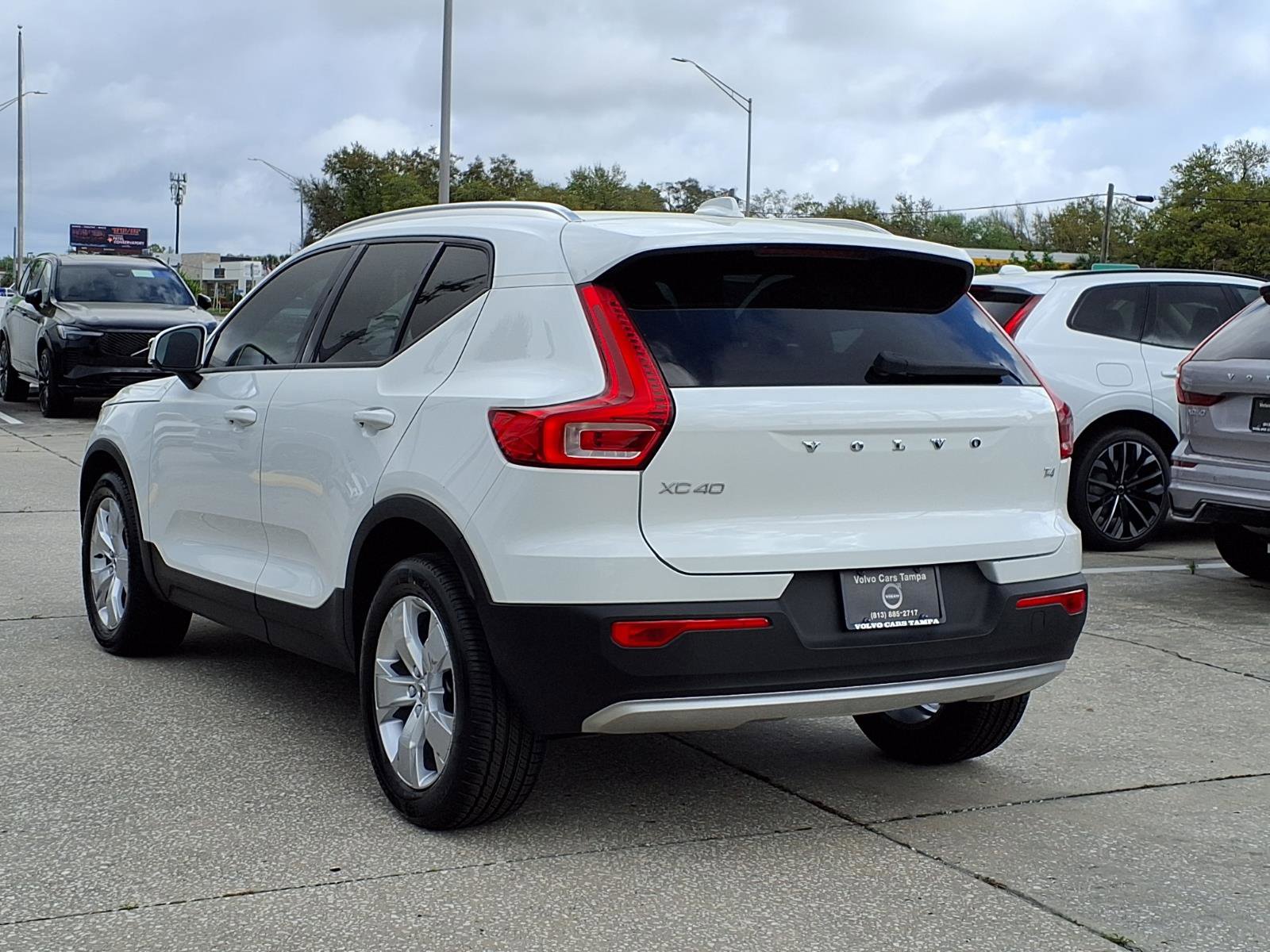 Used 2020 Volvo XC40 T4 Momentum image 5