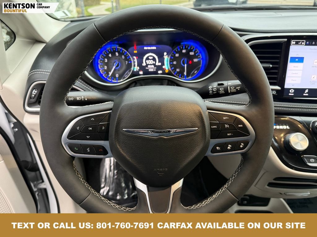 Used 2024 Chrysler Pacifica Touring-L image 17