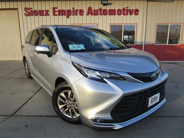 Used 2023 Toyota Sienna XLE AWD/4WD image 1