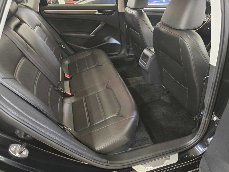 Used 2017 Volkswagen Passat 1.8T R-Line image 7