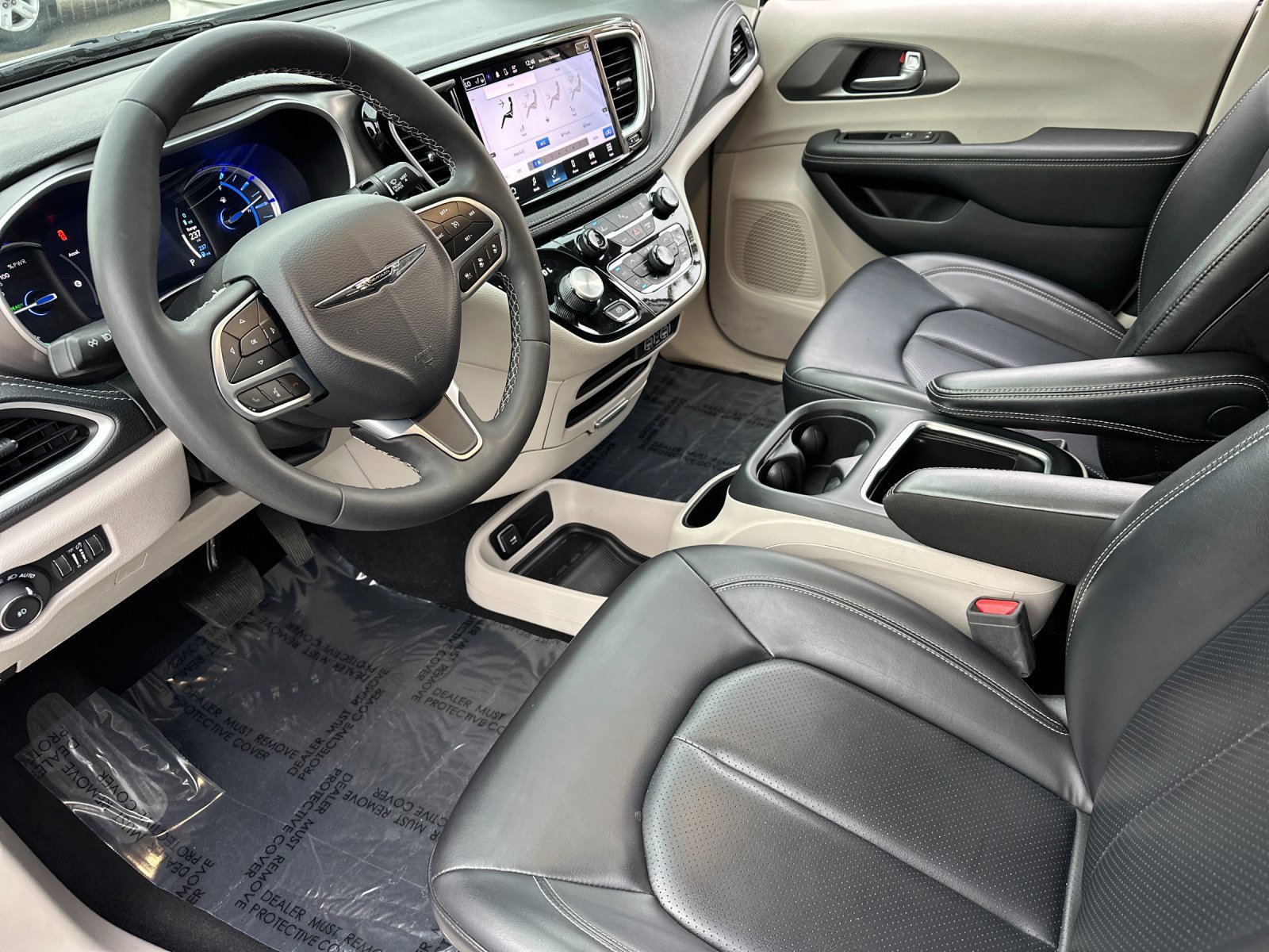 Used 2023 Chrysler Pacifica Touring-L image 9