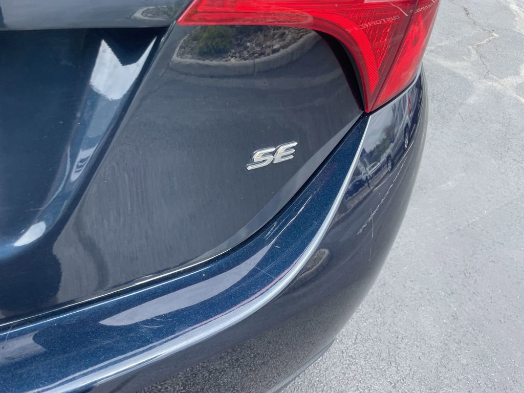 Used 2018 Toyota Corolla SE w/ Carpet Mat Package (TMS) FWD image 6