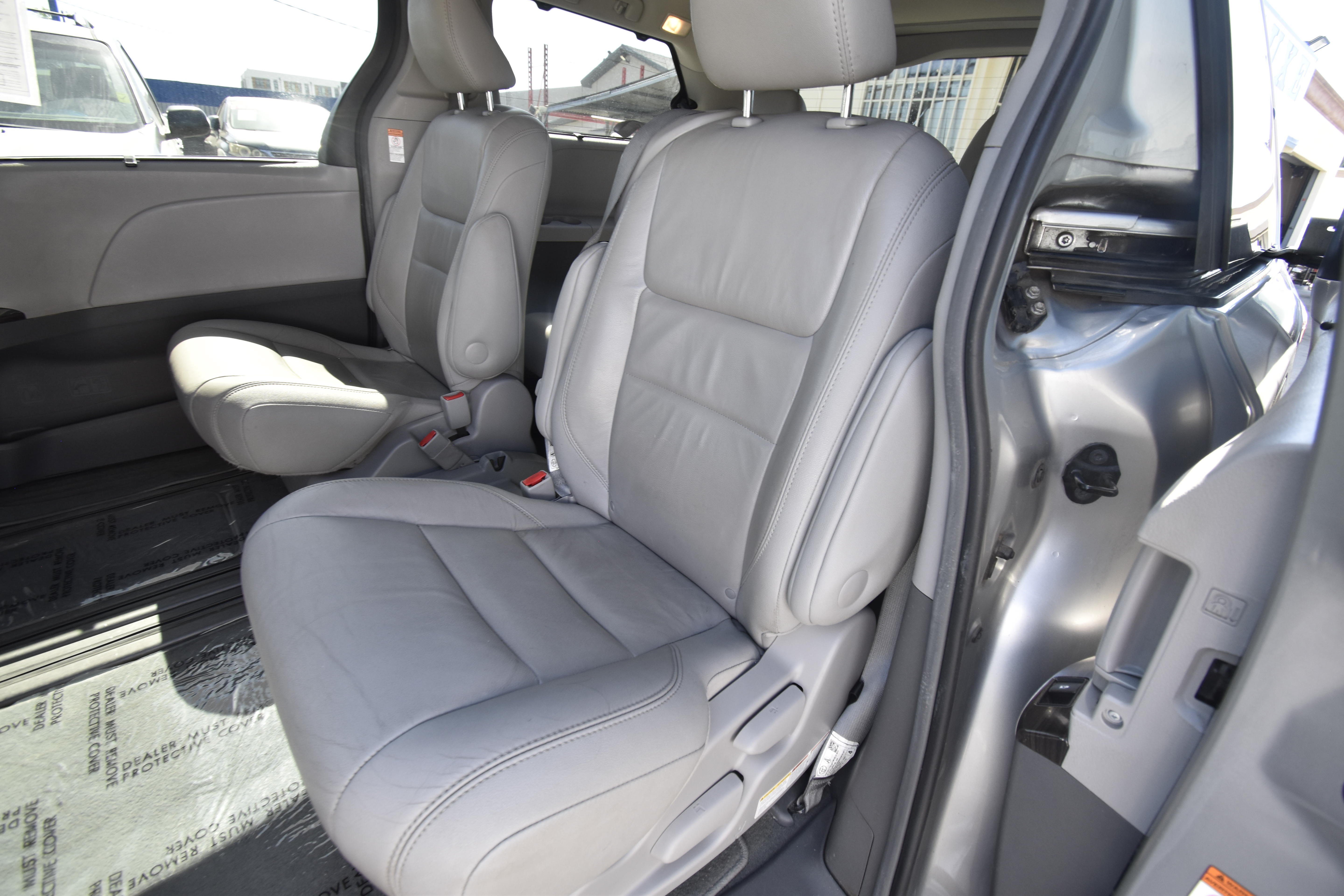 Used 2017 Toyota Sienna XLE FWD image 9