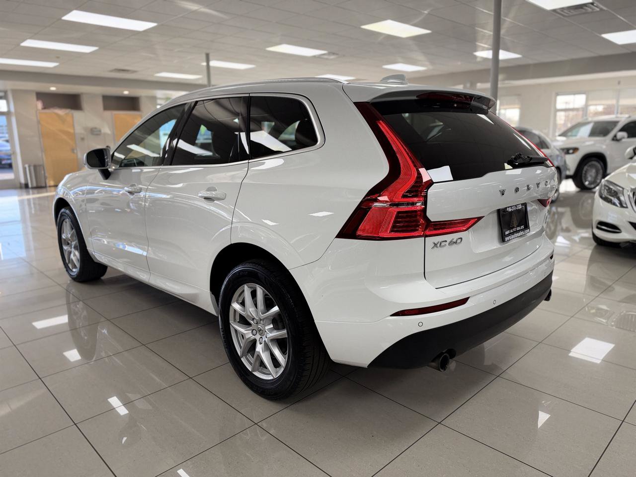 Used 2020 Volvo XC60 T5 Momentum AWD/4WD image 2