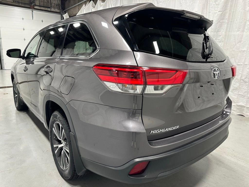 Used 2018 Toyota Highlander Plus w/ Carpet Mat Package (TMS) AWD/4WD image 4