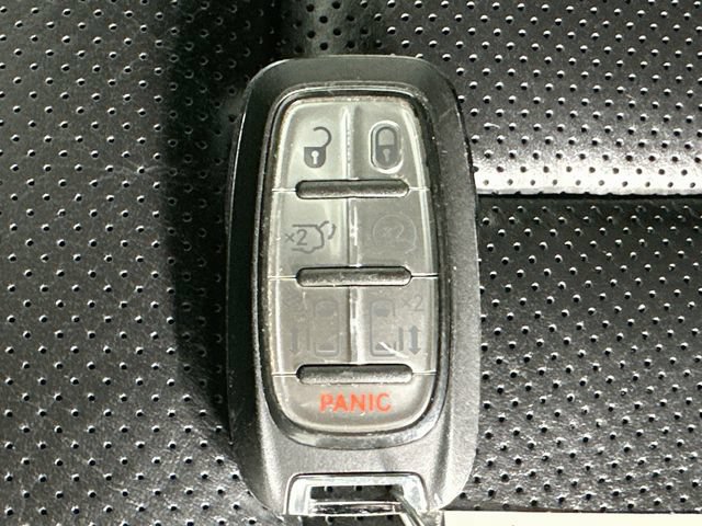 Used 2025 Chrysler Pacifica Limited FWD image 30