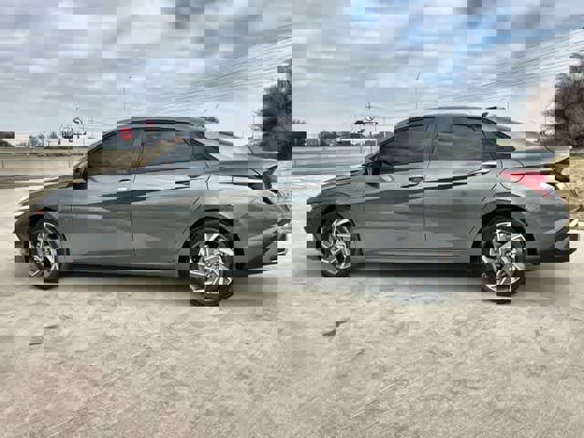Used 2025 Hyundai Elantra Sport image 4