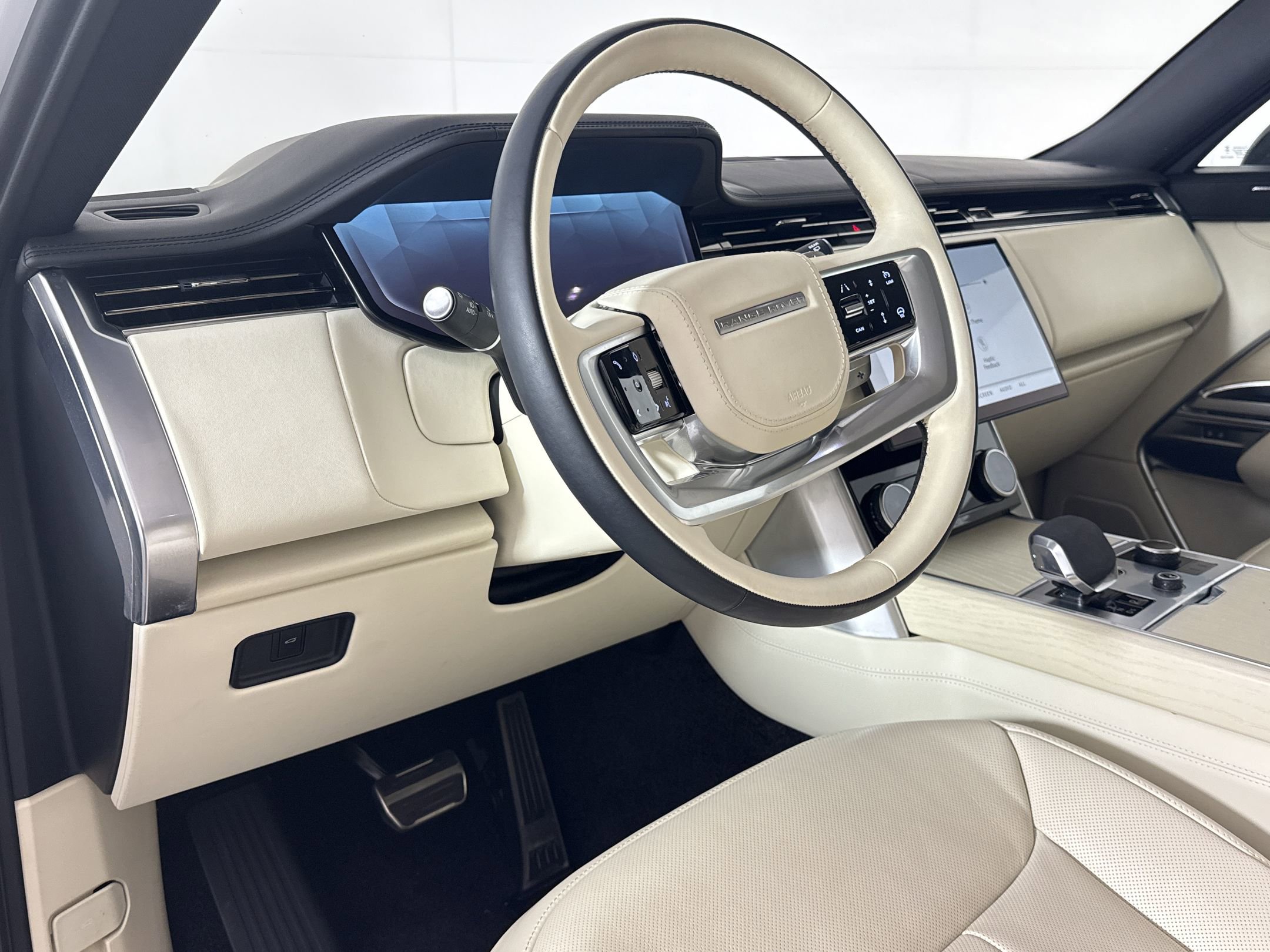 Used 2023 Land Rover Range Rover SE image 4