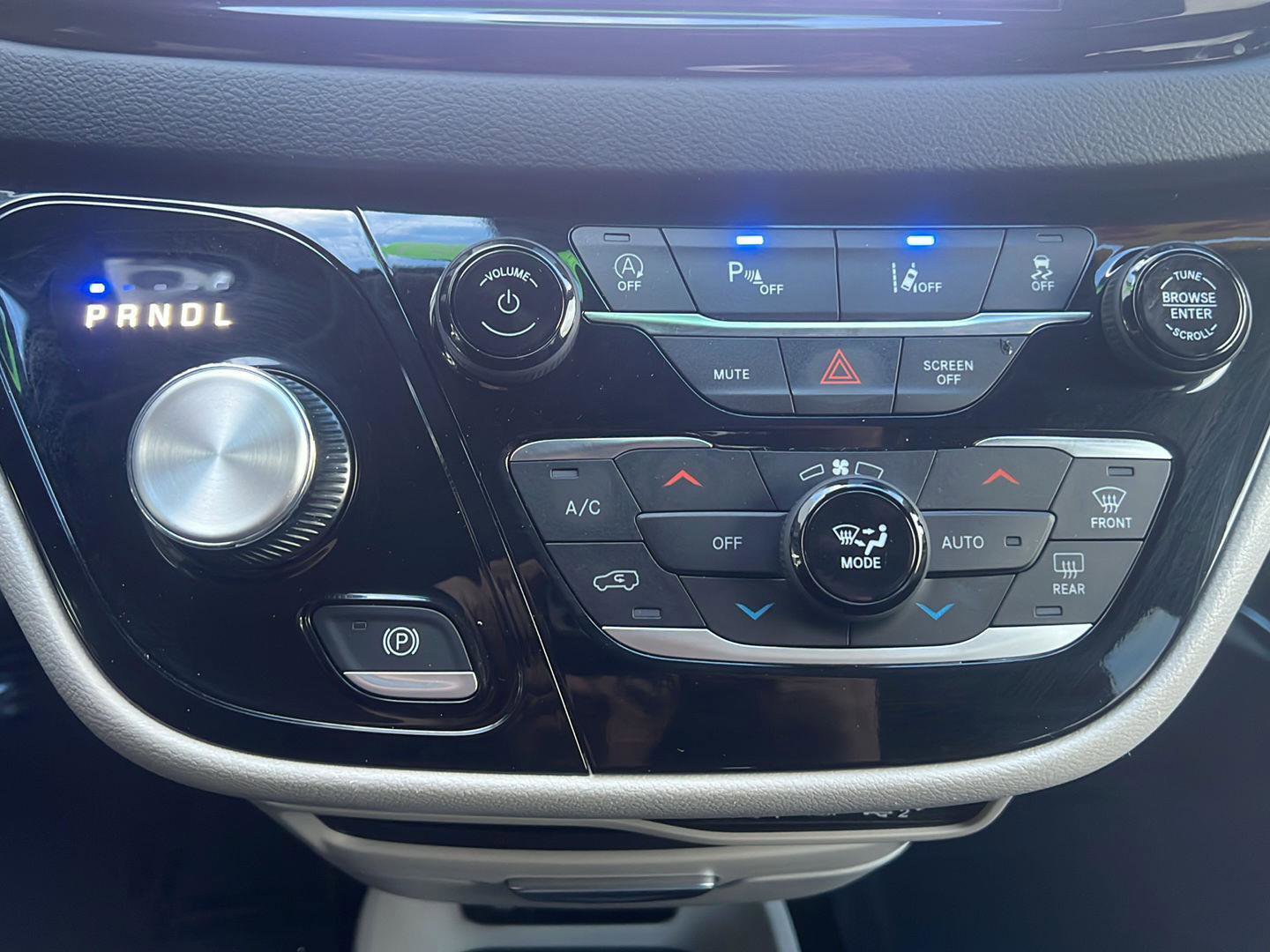 Used 2023 Chrysler Pacifica Touring-L image 11