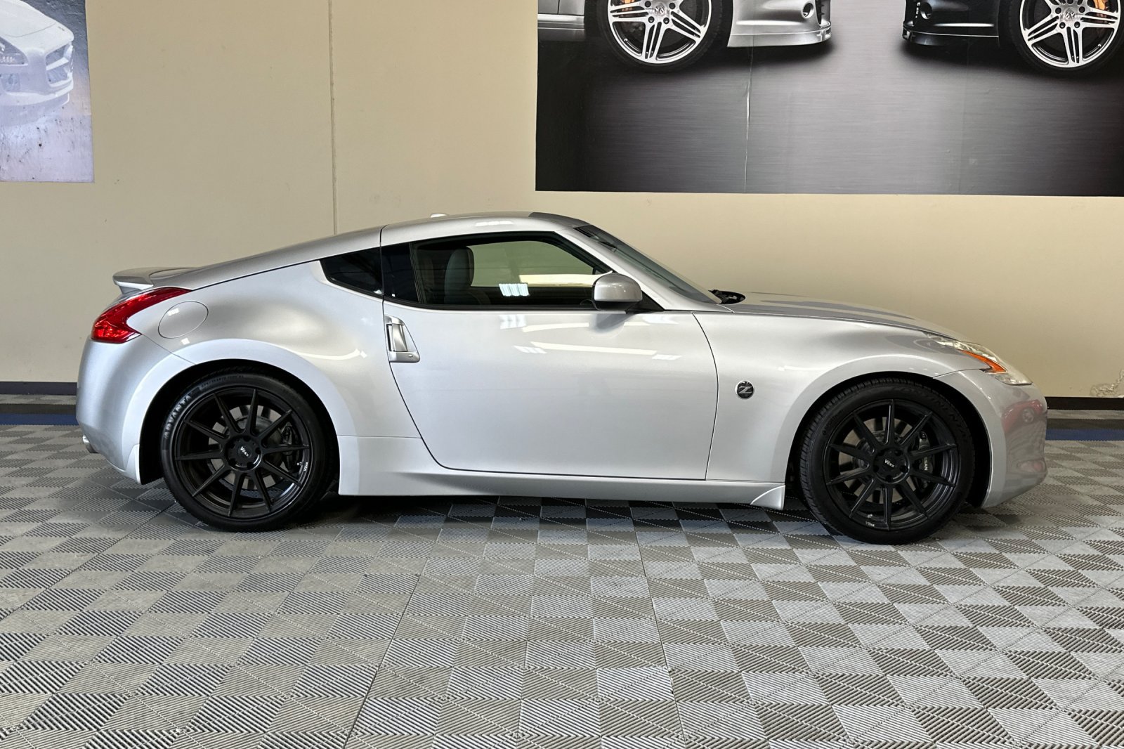Used 2011 Nissan 370Z Touring w/ Sport Pkg RWD image 3