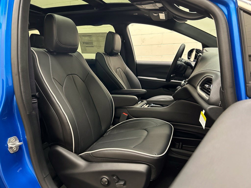 New 2027 Chrysler Pacifica Limited FWD image 14