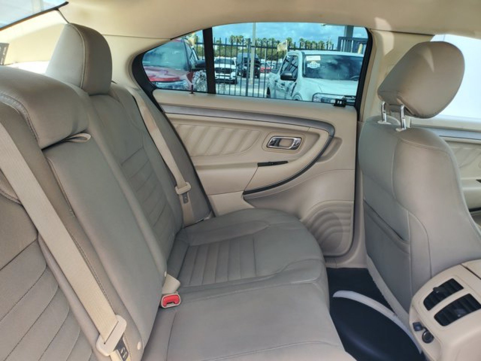 Used 2014 Ford Taurus SE FWD image 27