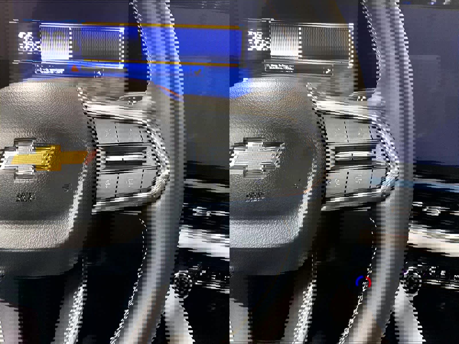 Used 2025 Chevrolet Equinox EV LT image 23