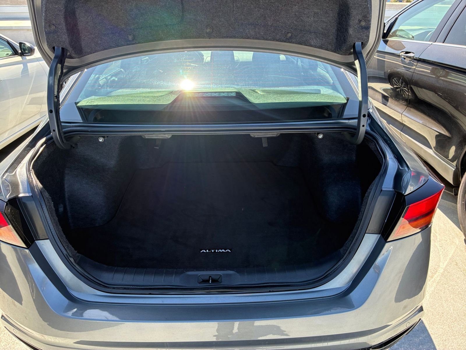 Used 2025 Nissan Altima 2.5 SV FWD image 30