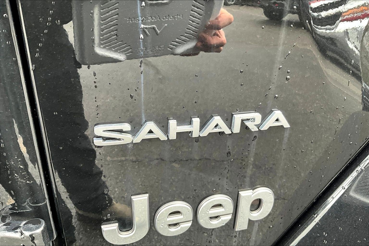 Used 2018 Jeep Wrangler Unlimited Sahara w/ Cold Weather Group AWD/4WD image 15