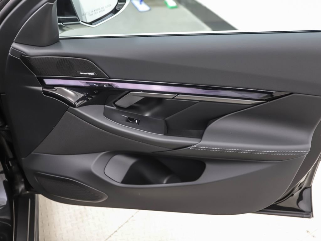 Used 2025 BMW i5 xDrive40 w/ Premium Package image 28