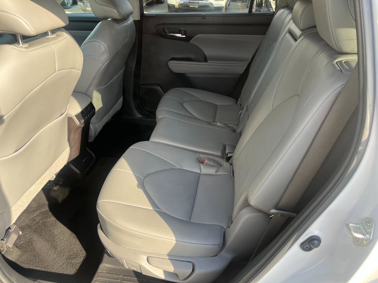 Used 2022 Toyota Highlander XLE AWD/4WD image 14