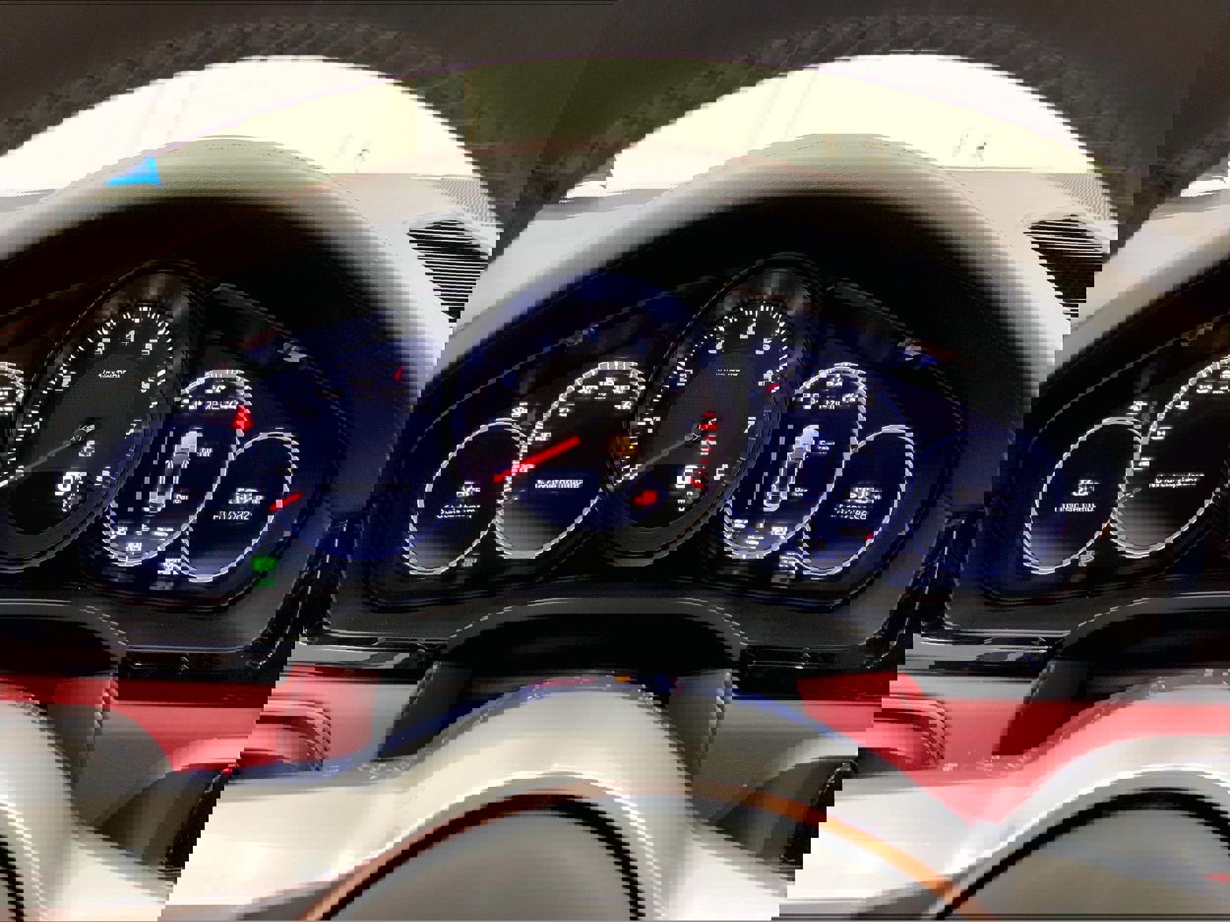 Certified 2022 Porsche Cayenne Platinum Edition image 24