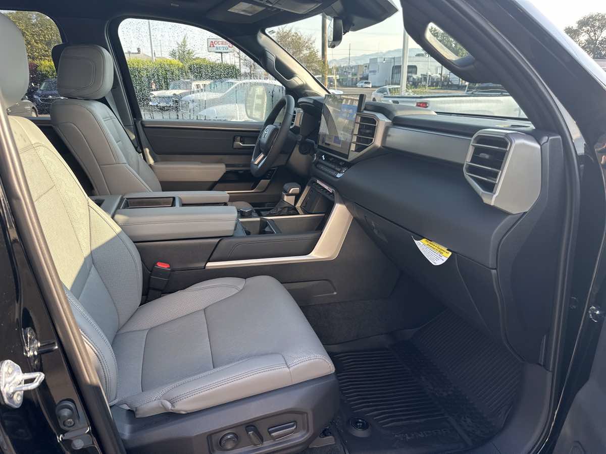 Used 2025 Toyota Tundra Limited AWD/4WD image 18