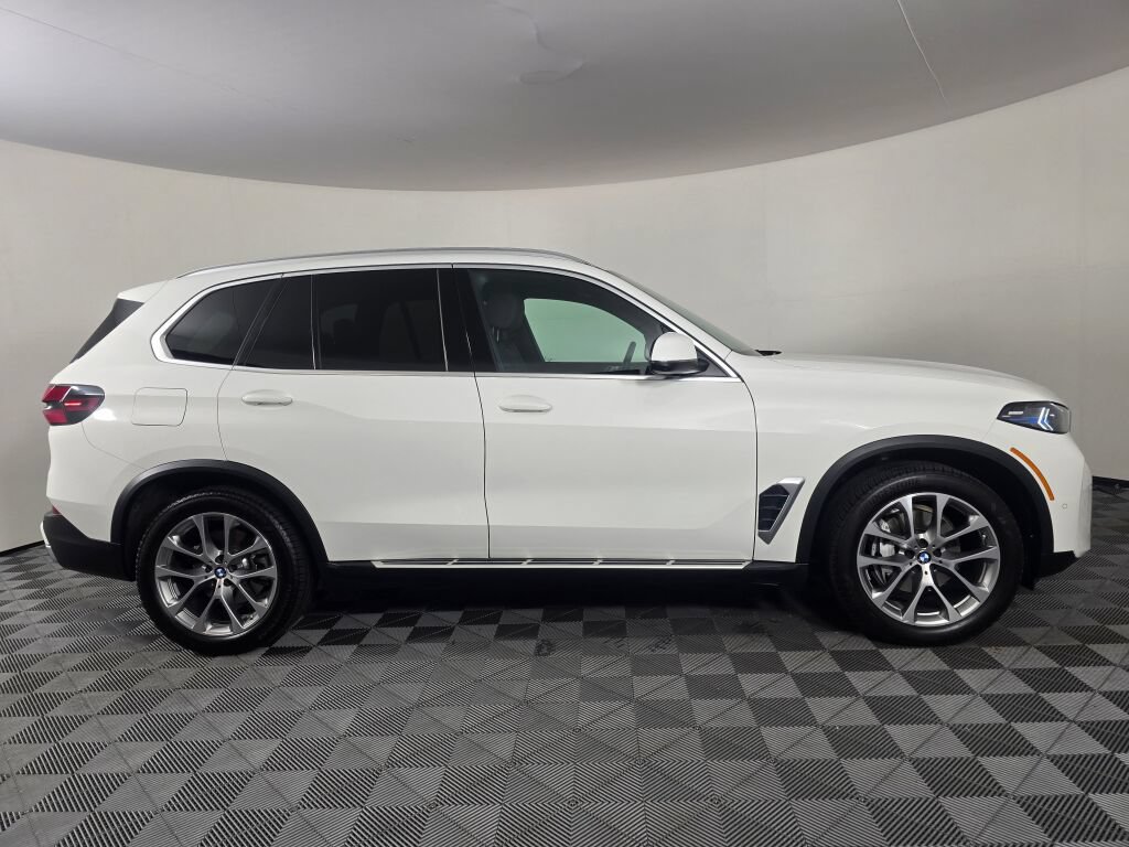 Used 2026 BMW X5 xDrive40i AWD/4WD image 2