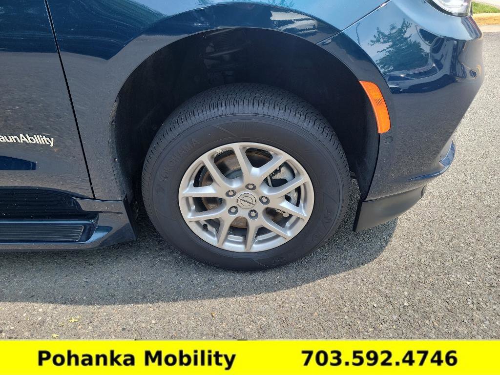 Used 2025 Chrysler Pacifica Select image 35