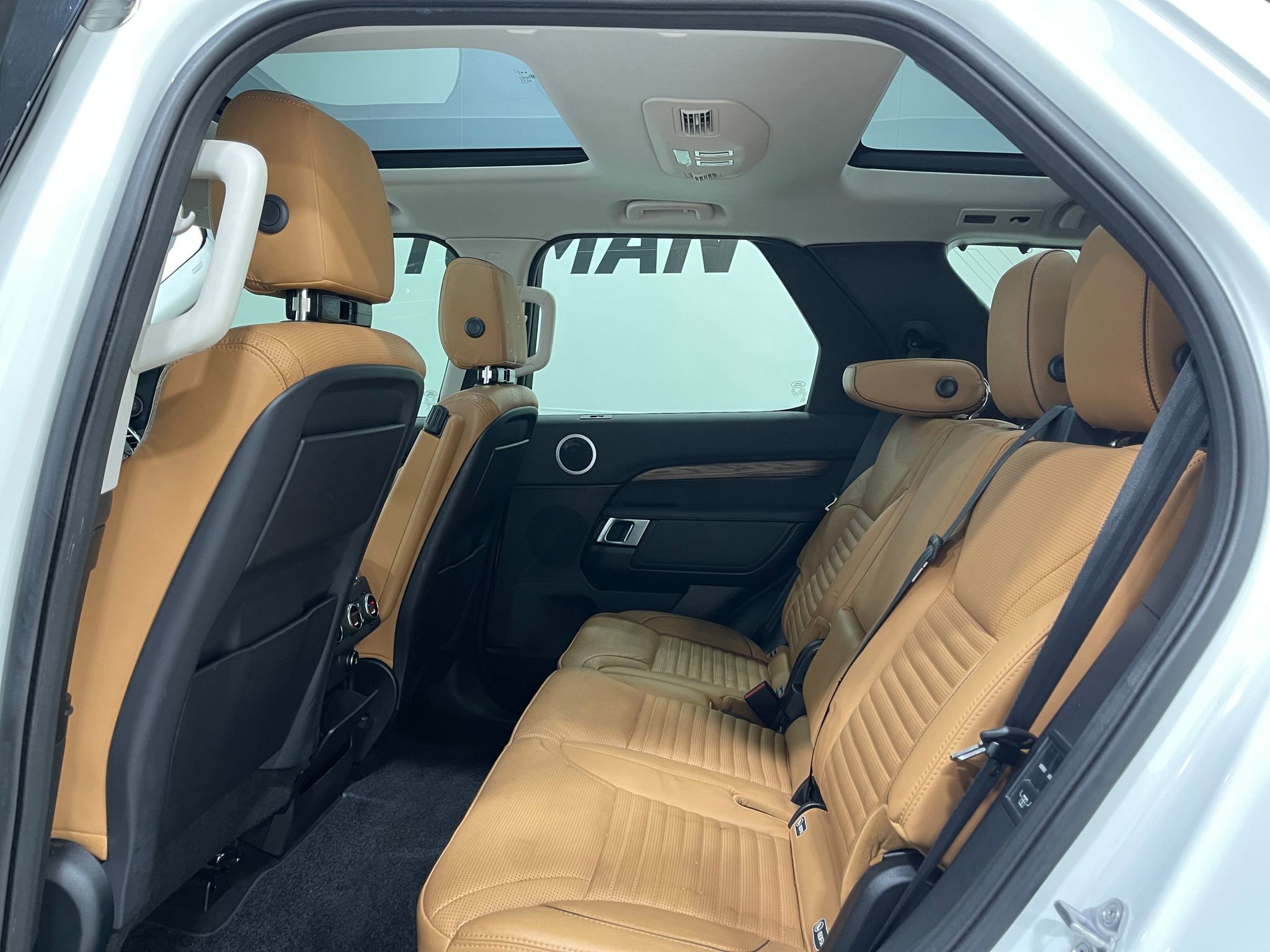 Used 2018 Land Rover Discovery HSE AWD/4WD image 28