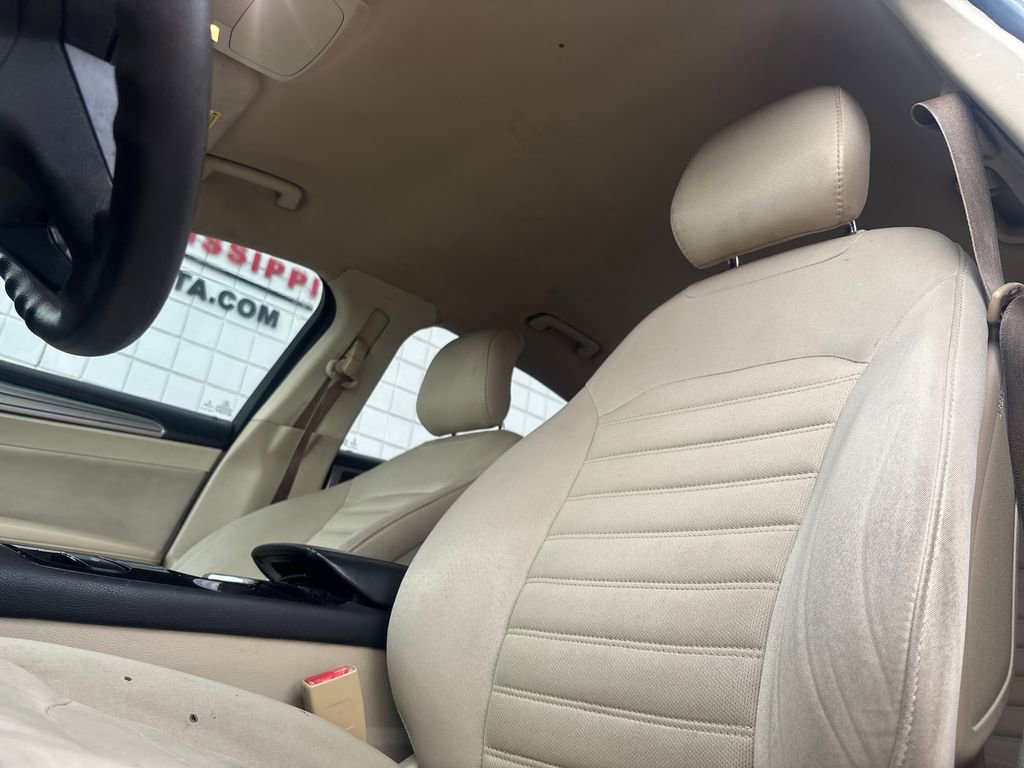 Used 2015 Ford Fusion SE FWD image 17