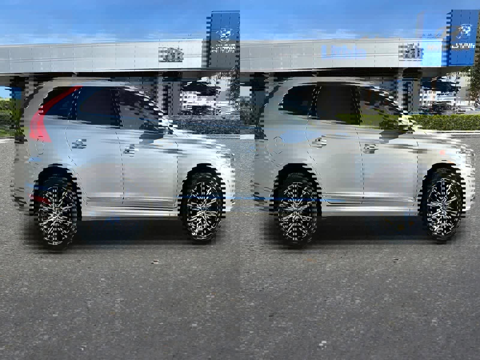 Used 2015 Volvo XC60 T6 Platinum image 9