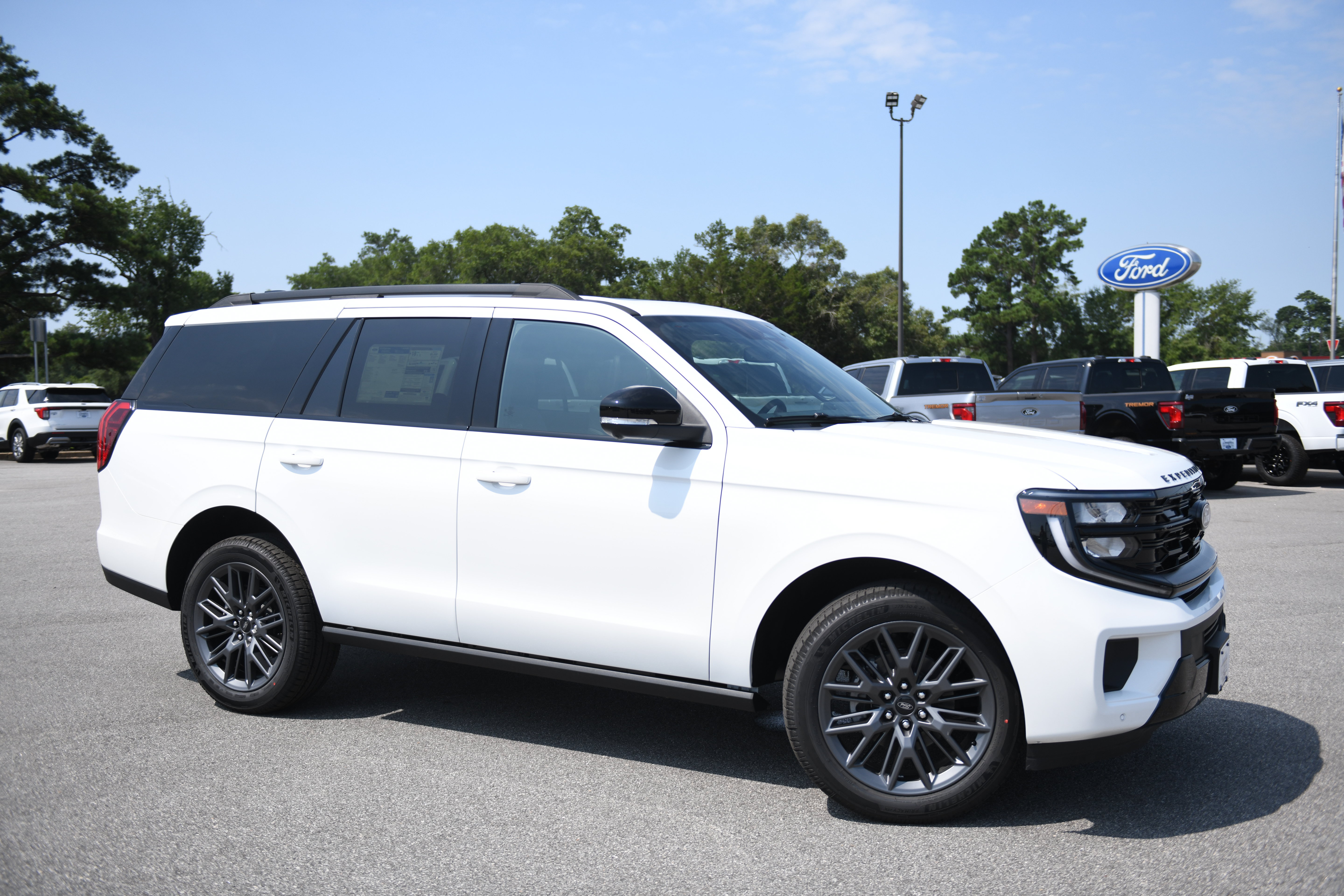 New 2027 Ford Expedition Platinum w/ Stealth Appearance Package RWD video 1