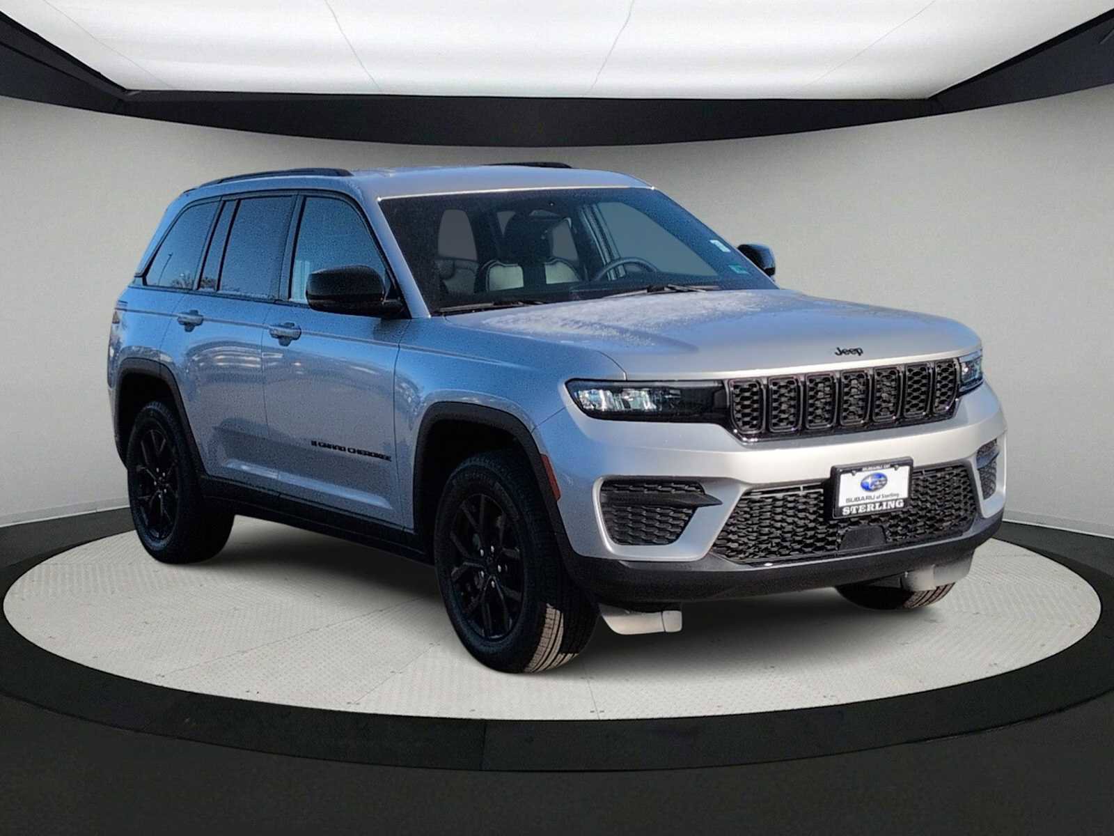 Used 2024 Jeep Grand Cherokee Altitude image 2