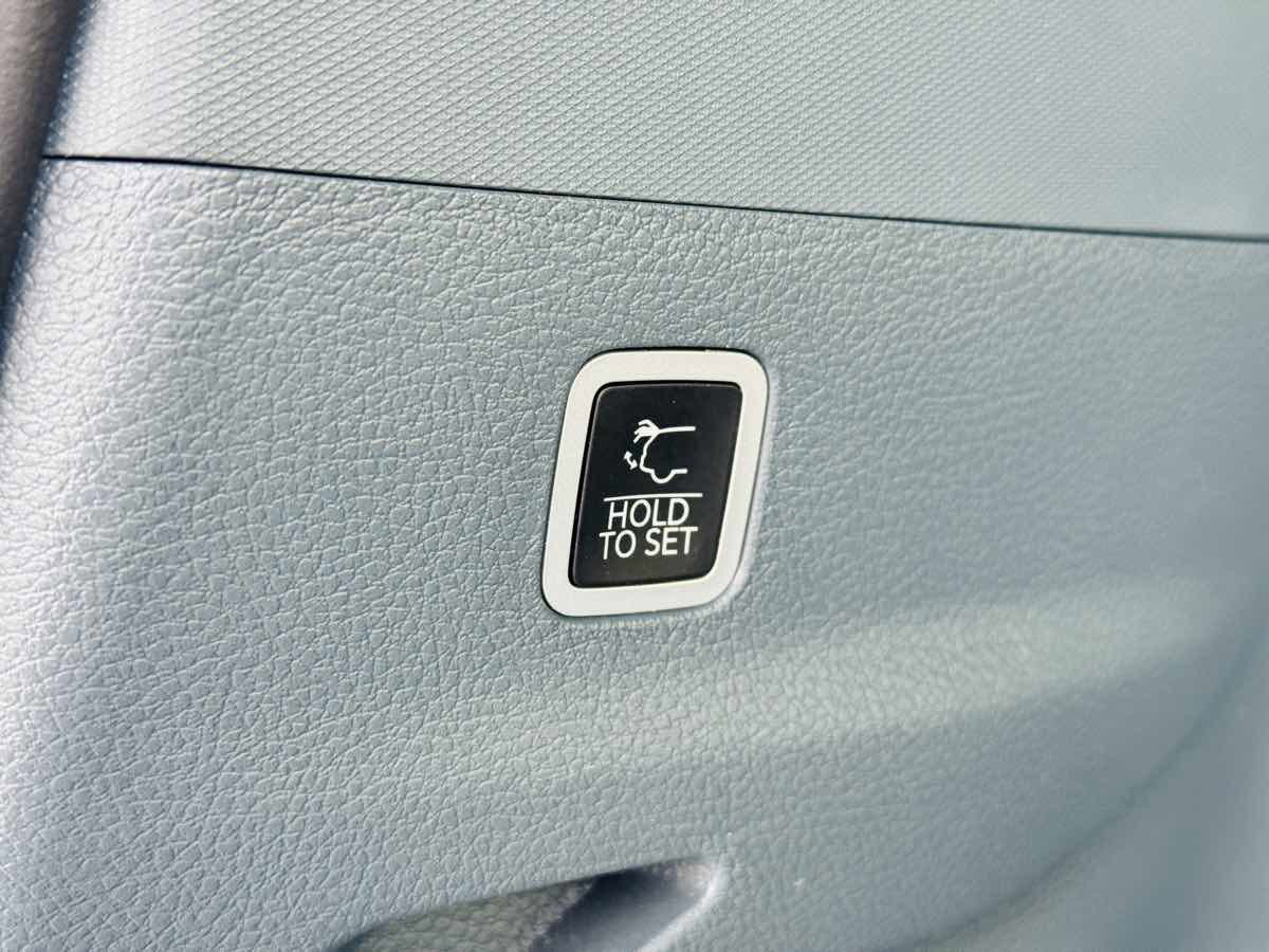 Used 2024 Jeep Grand Wagoneer L Series III w/ Rear Seat Video Group 1 AWD/4WD image 10