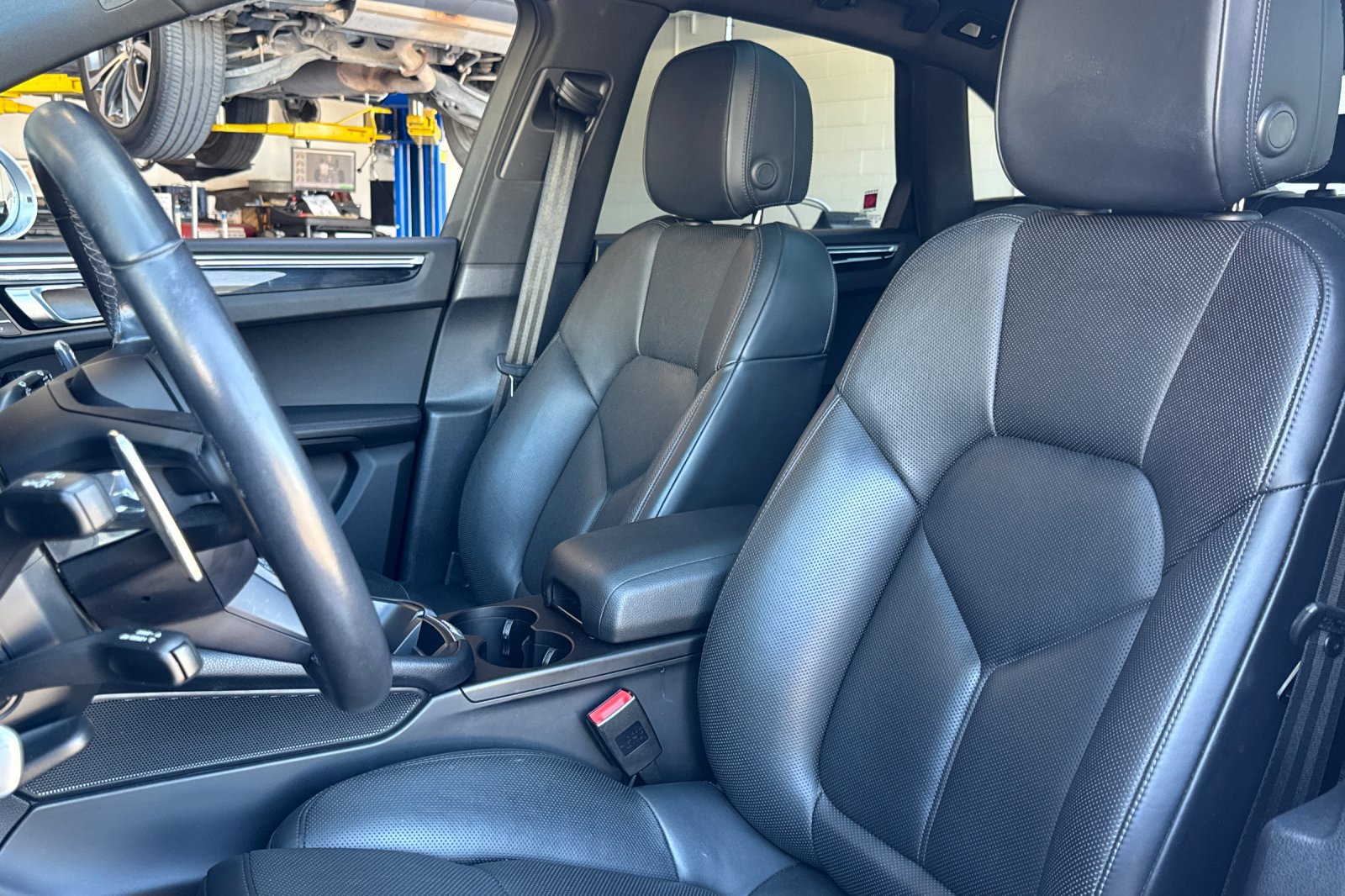 Used 2022 Porsche Macan AWD/4WD image 5