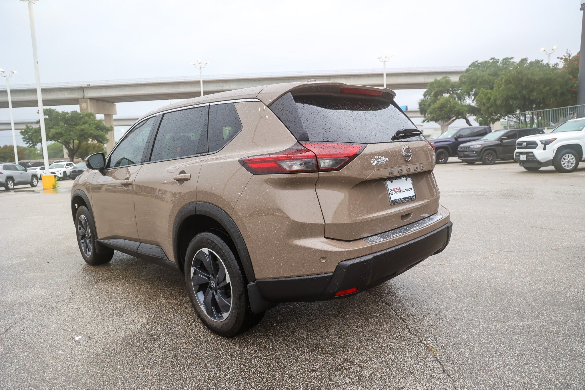 Used 2025 Nissan Rogue SV FWD image 9