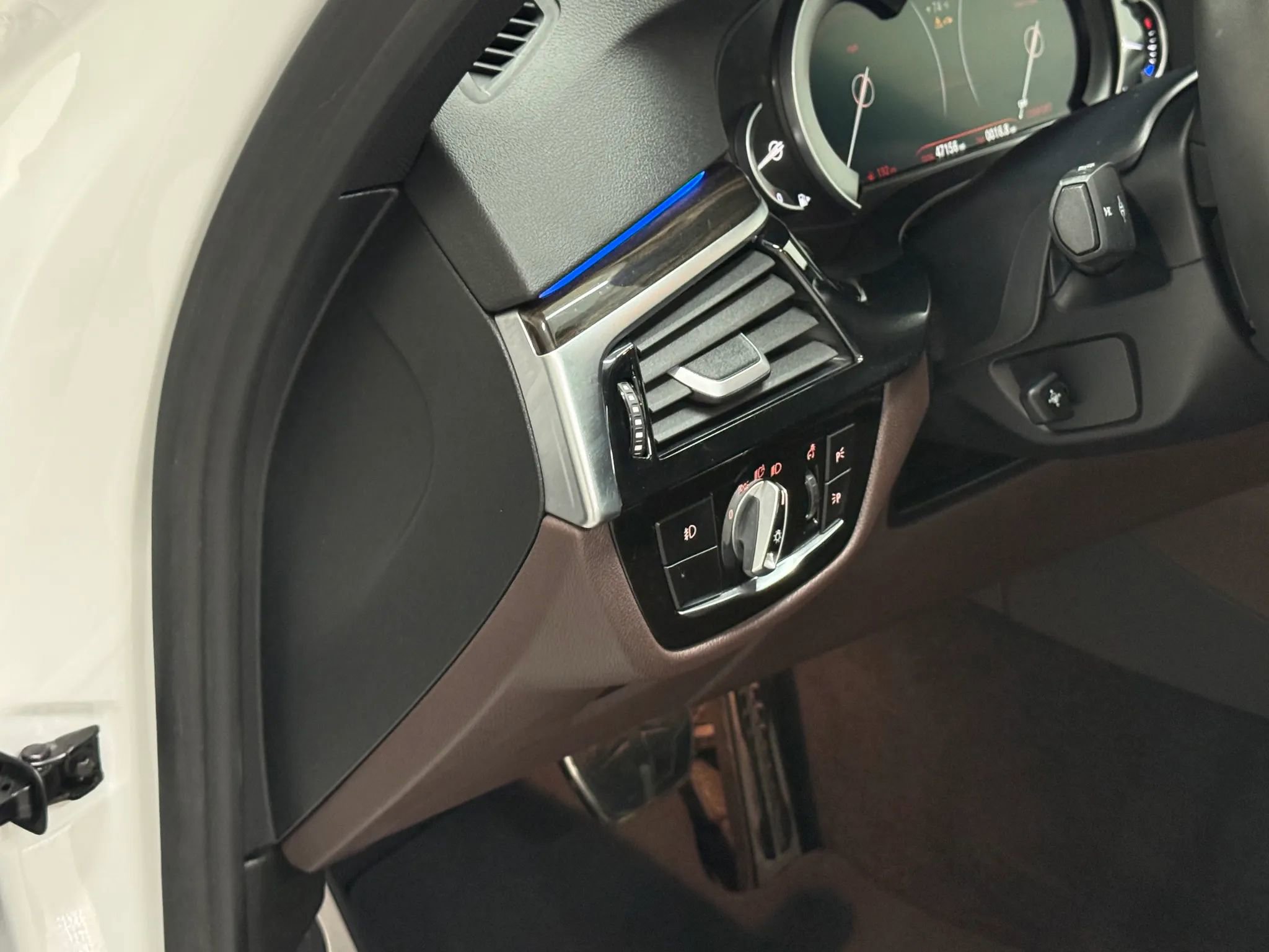 Used 2019 BMW 540i w/ M Sport Package image 40