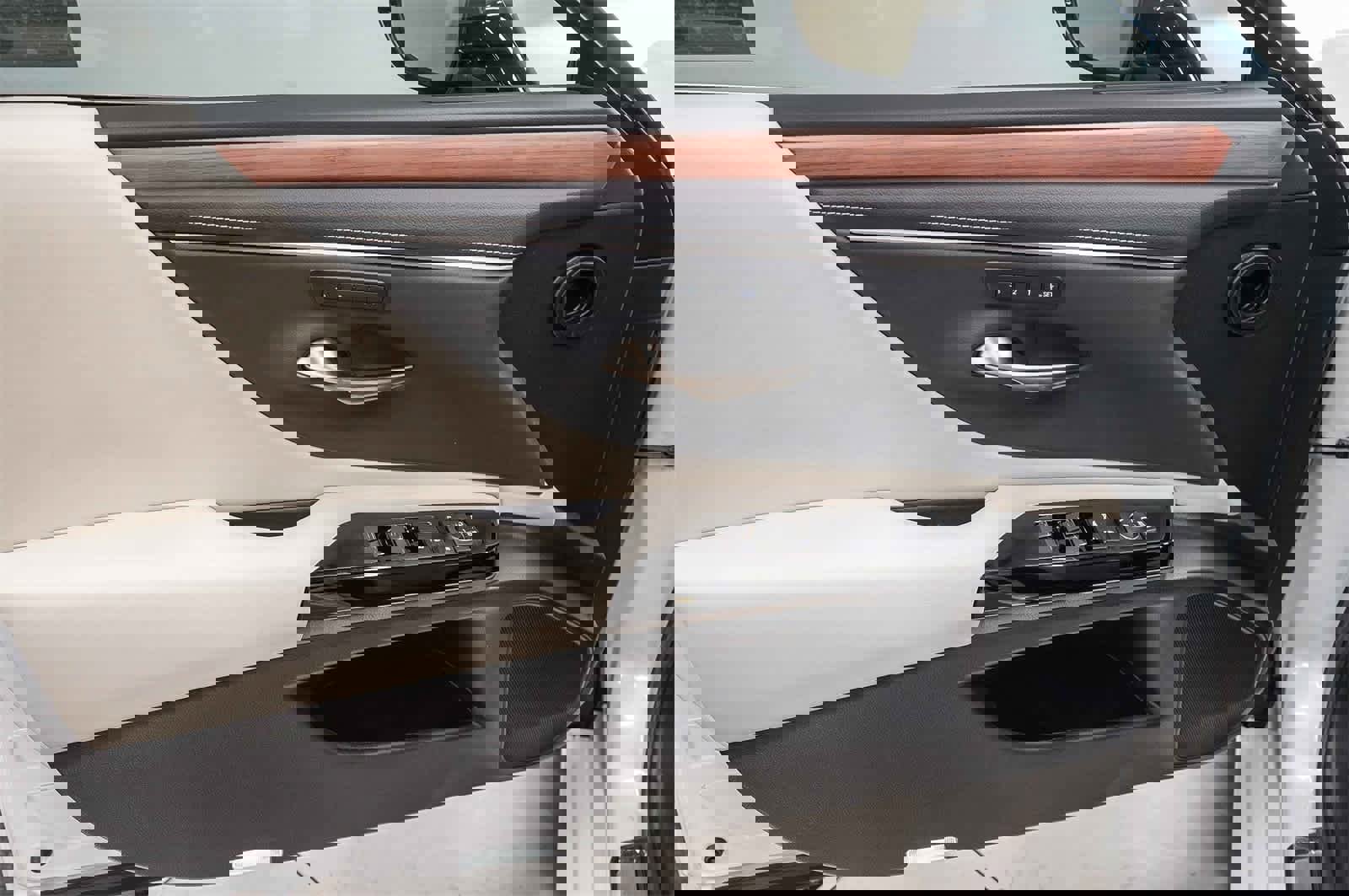 Used 2025 Lexus ES 300h w/ Premium Package image 22