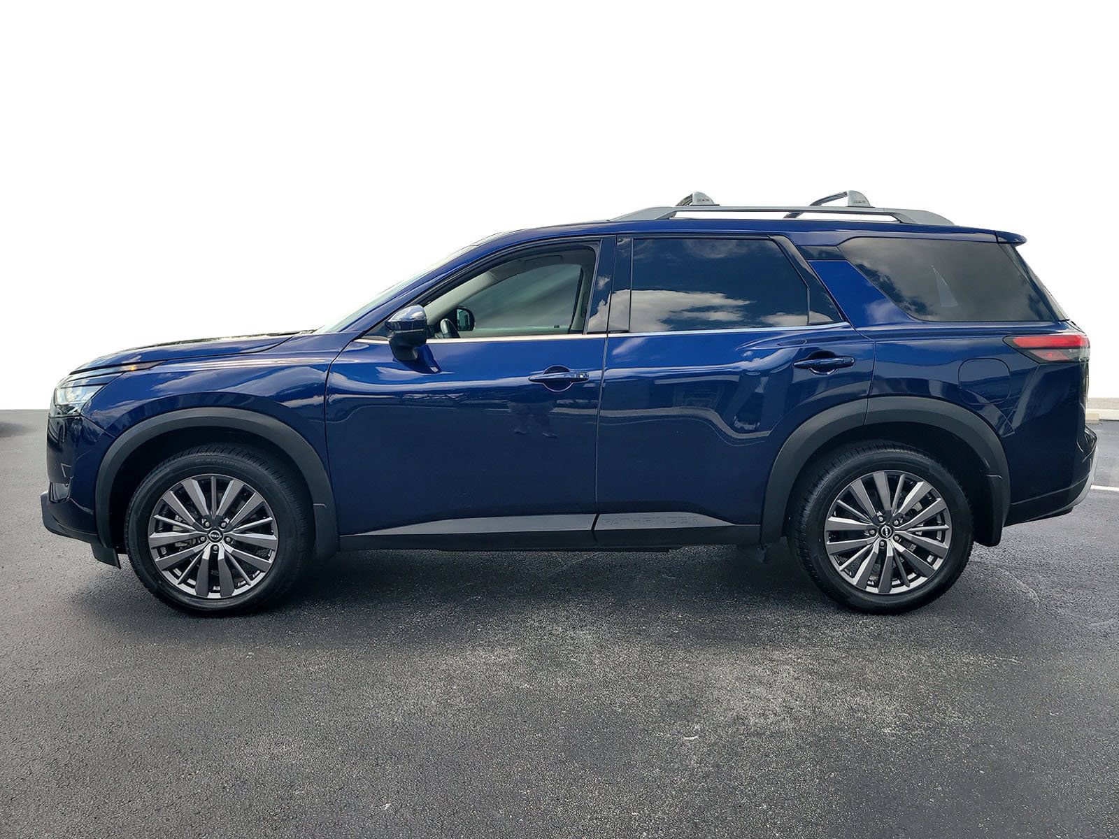 Used 2024 Nissan Pathfinder SL w/ SL Premium Package FWD image 5