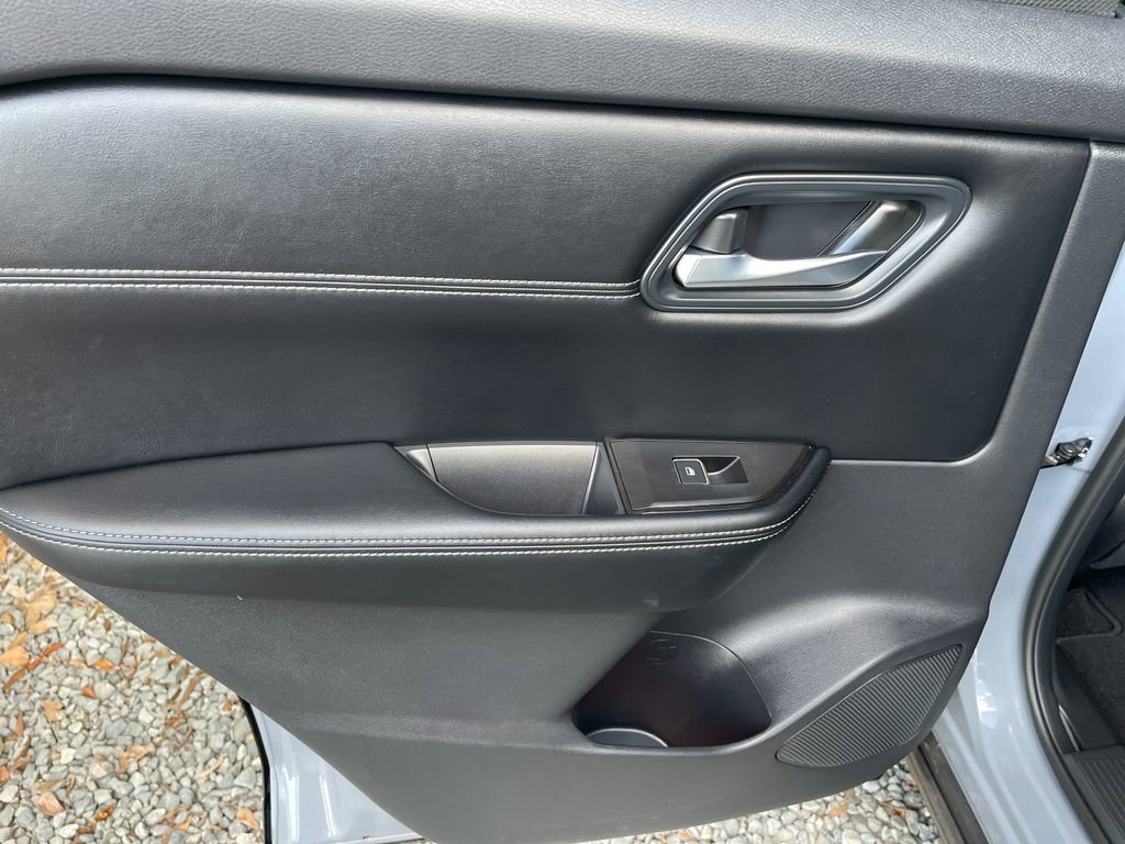 Used 2025 Nissan Rogue SL w/ Tech Package image 40