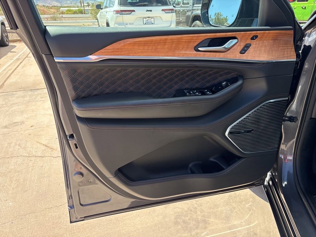 Used 2023 Jeep Grand Cherokee L Summit AWD/4WD image 13