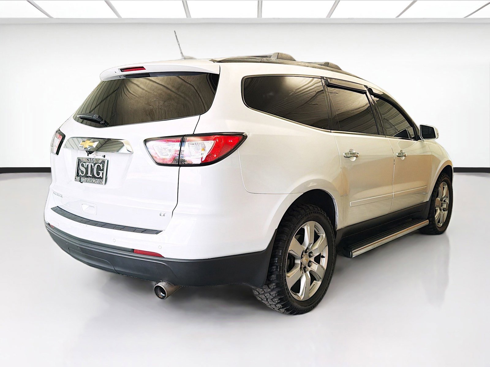 Used 2017 Chevrolet Traverse LT w/ Style and Technology Package FWD image 4