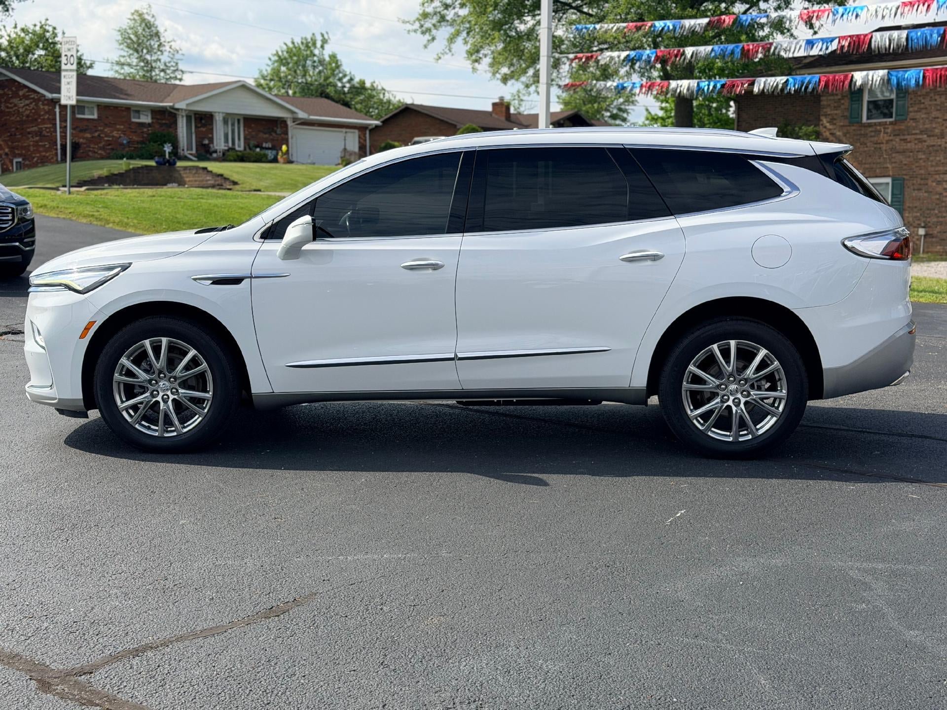 Used 2023 Buick Enclave Essence w/ Experience Buick Package FWD image 8